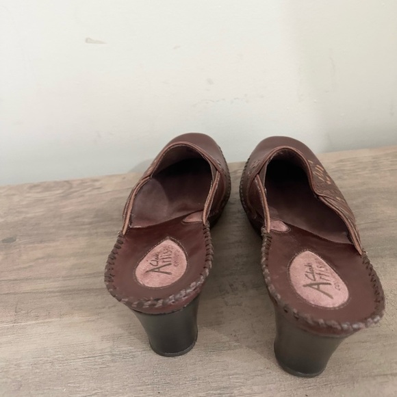 Clarks Artisan Womens 8 Slip-on Wedges Brown Leather Decorative Swirl Stitch - Picture 4 of 6
